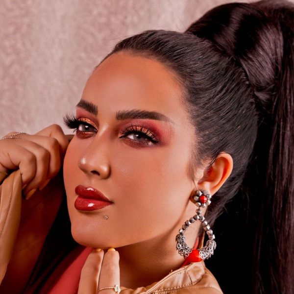 خبيرة التجميل مها الغنام أثناء تجهيز عروس ليوم الزفاف