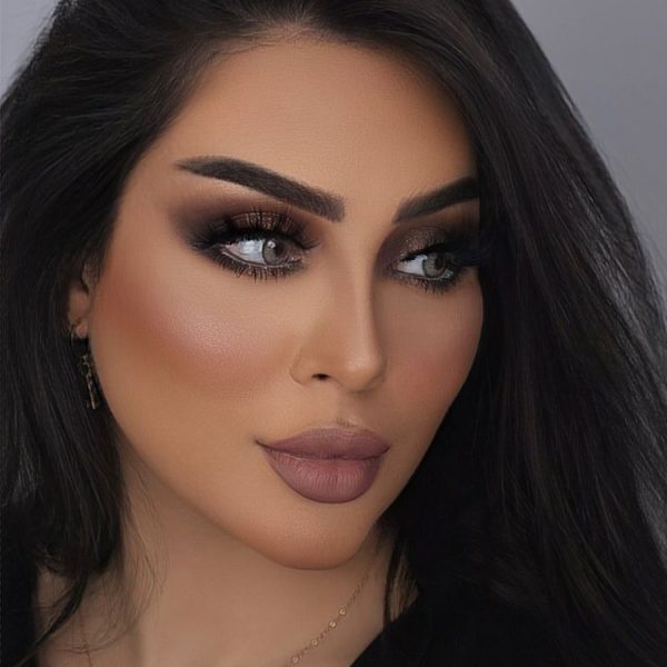 لمسة مكياج احترافية لعروس راقية
